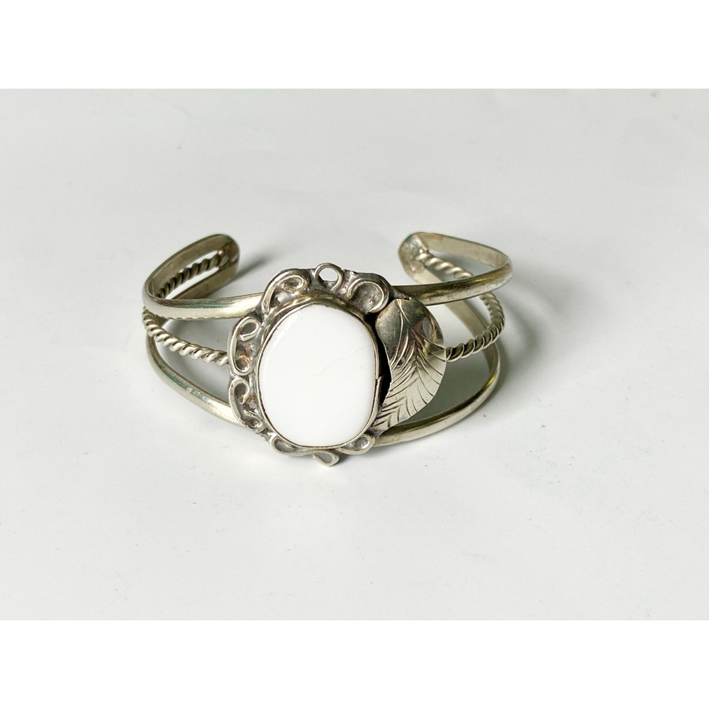 Vintage Sterling Navajo Pure White Buffalo Dolomite Squash Blossom Cuff Bracelet - Picture 6 of 6